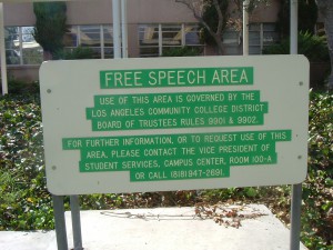 foto bord: free speech area